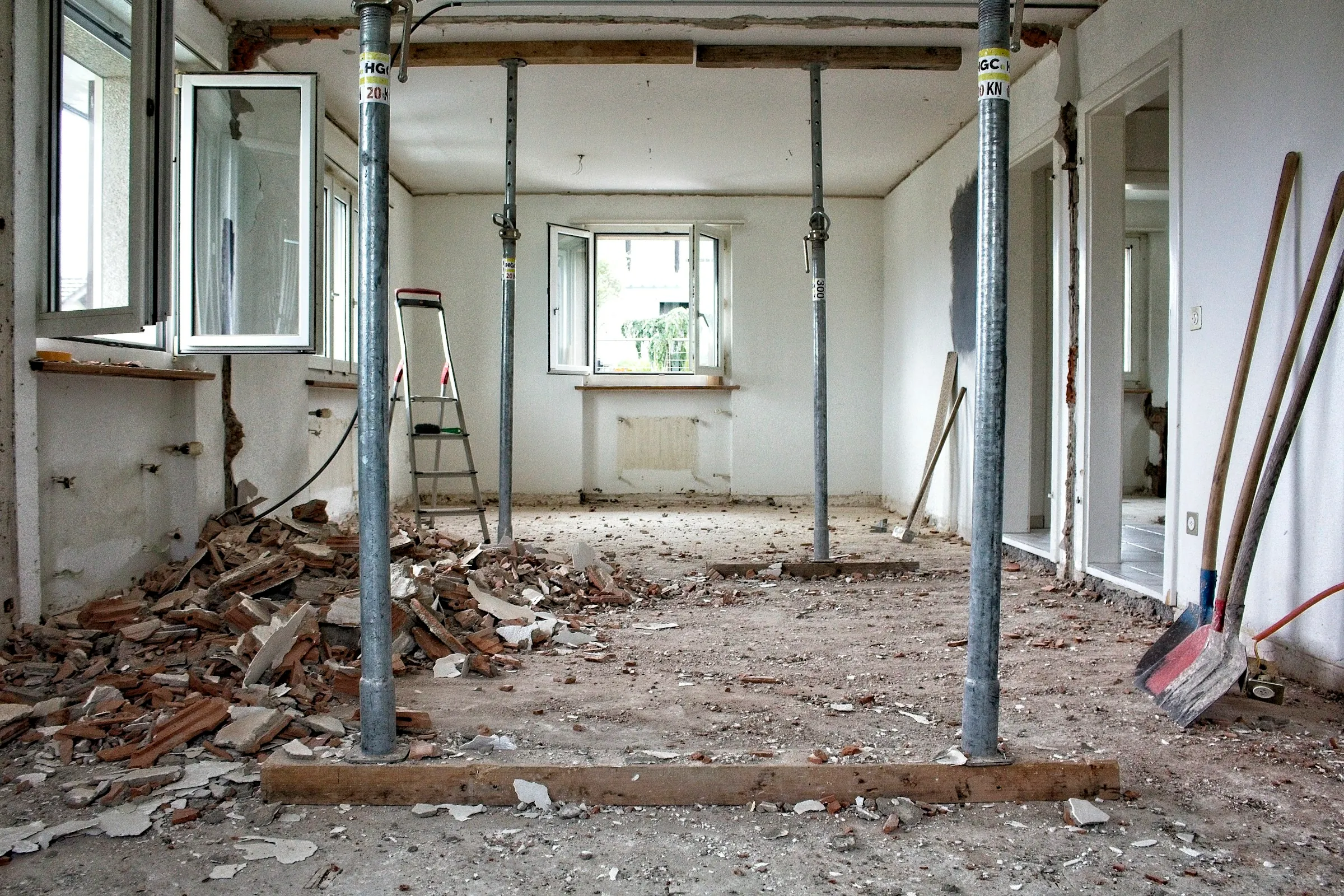 Vorher: Salon im Rohbau, Schutt und Baustützen
